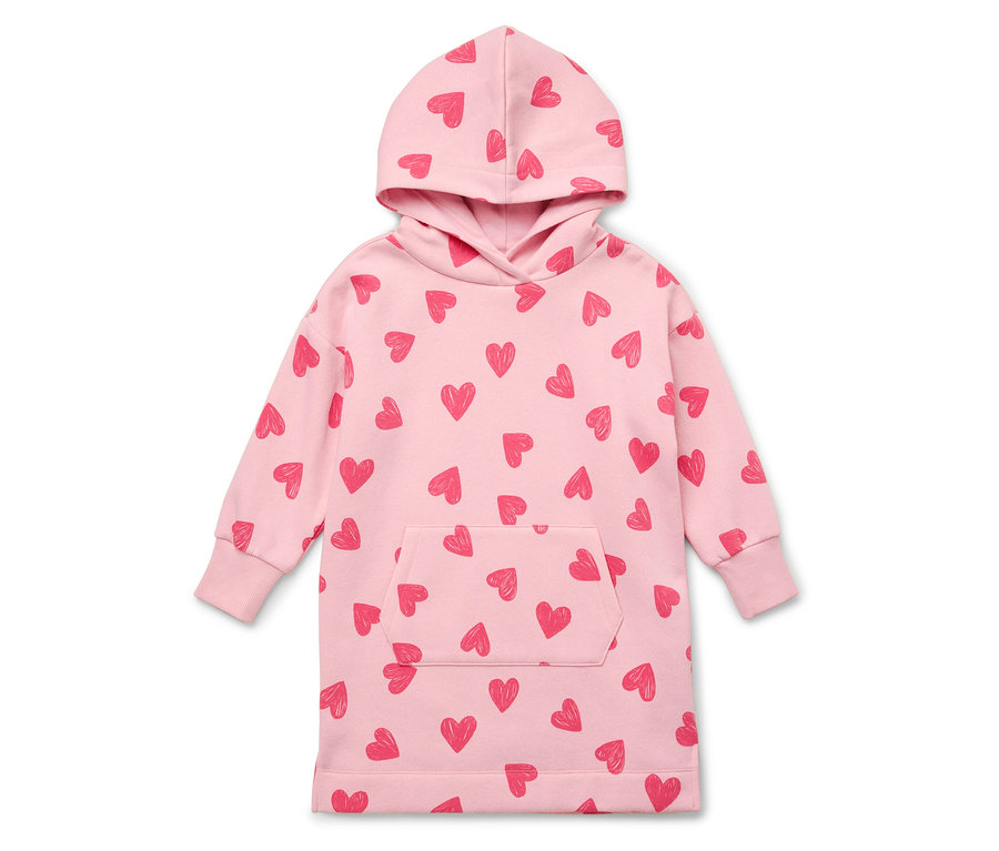 Egy rózsaszín, piros szívmintás kapucnis ruha fekszik laposan.