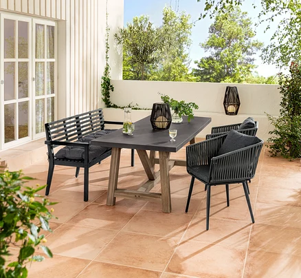 Kerti ülőgarnitúra kartámlás kerti paddal és Sun Garden kertipad-párnával, étkezőasztallal, textilhálós étkezőszékekkel és napelemes viharlámpával.