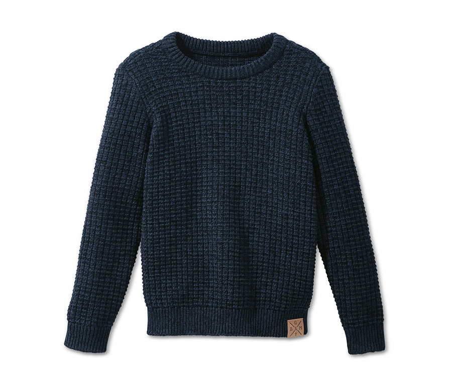 Kék kötött fiú pulóver közelről.