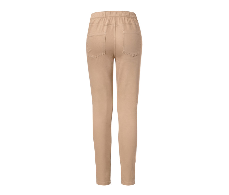 Hátulnézet egy bézs treggingsről.