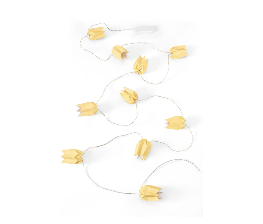 Sárga LED-es papír égősor fehér háttérrel.