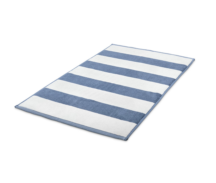 Kék-fehér csíkos fürdőszobaszőnyeg.