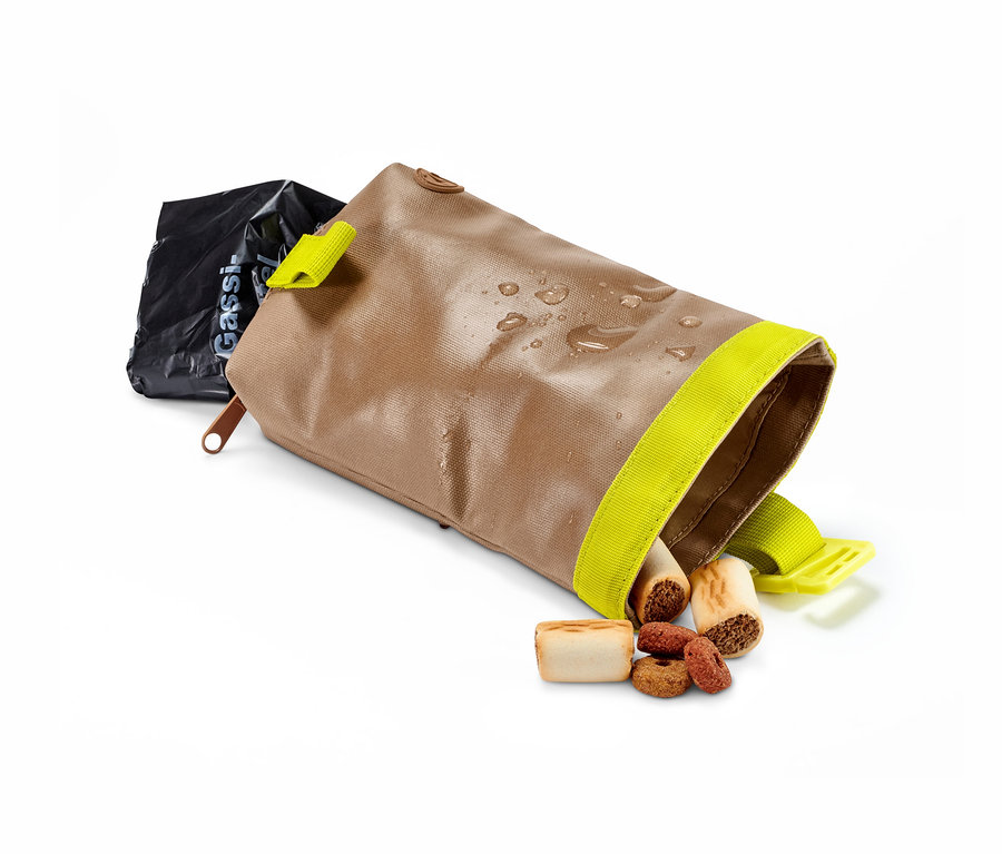 Döntött jutalomfalat tartó harapnivalókkal és ürülékes zacskóval.