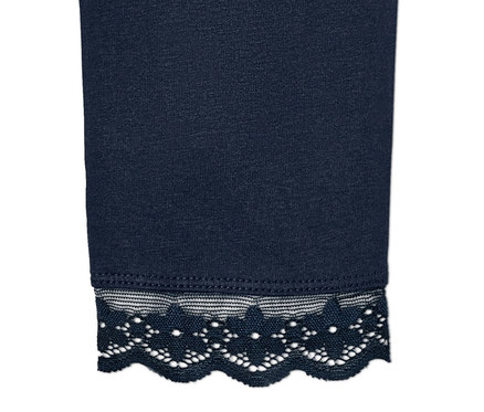 Egy sötétkék, csipkés szegélyű női leggings részlete.