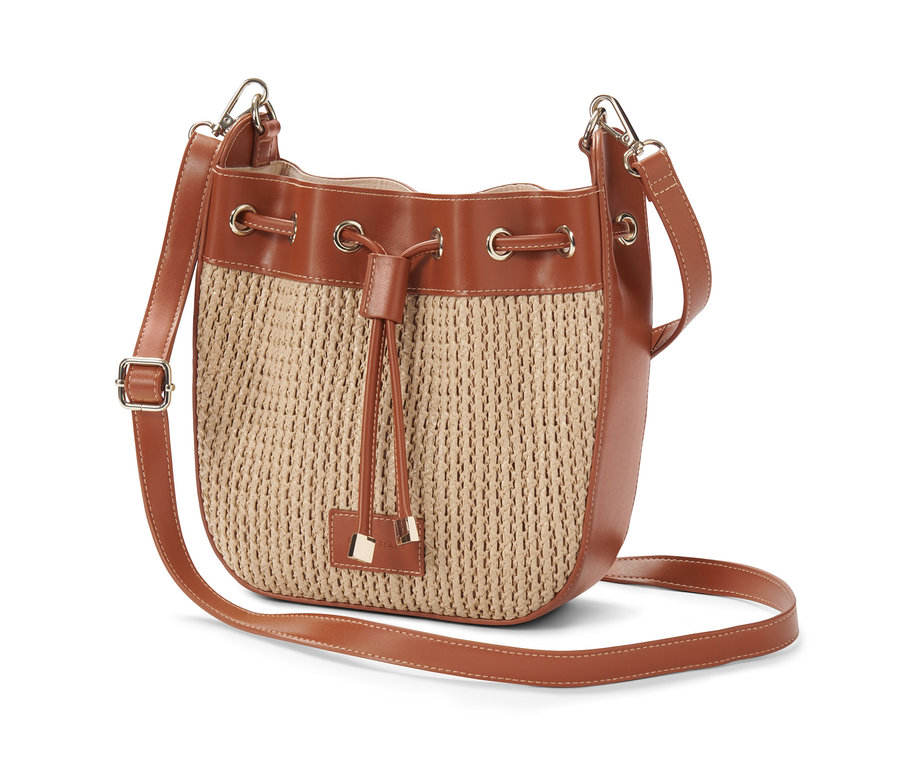 Egy barna, fonott női oldaltáska.