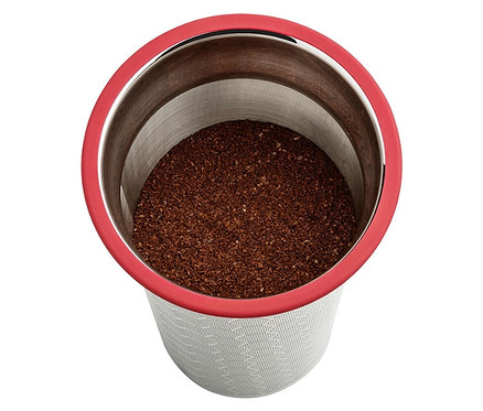 Felülnézet a »BrewJar« Cold Brew készítőn kávéőrleménnyel.