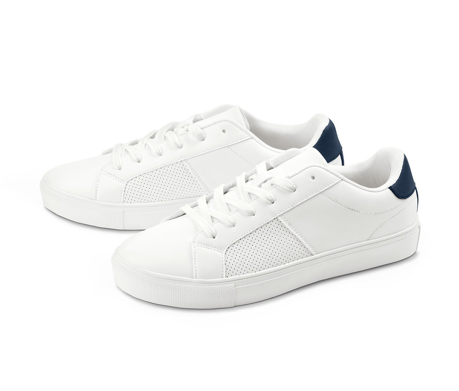 Két fehér sneaker cipő sötétkék részletekkel, fehér háttéren.