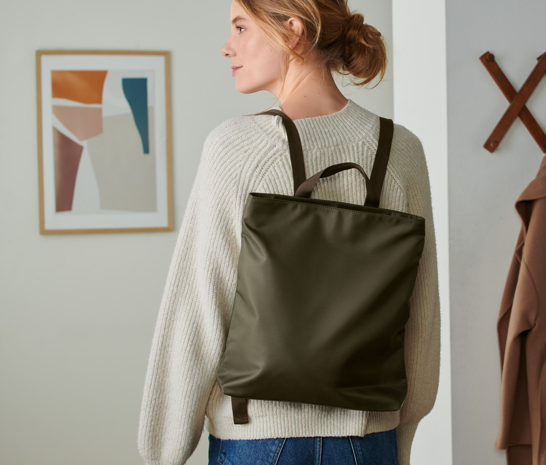 Nő visel egy olíva színű női hátizsákot.