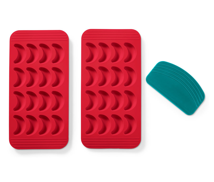 Két piros szilikon vaníliás kifli sütőforma és egy türkiz tészta spatula.