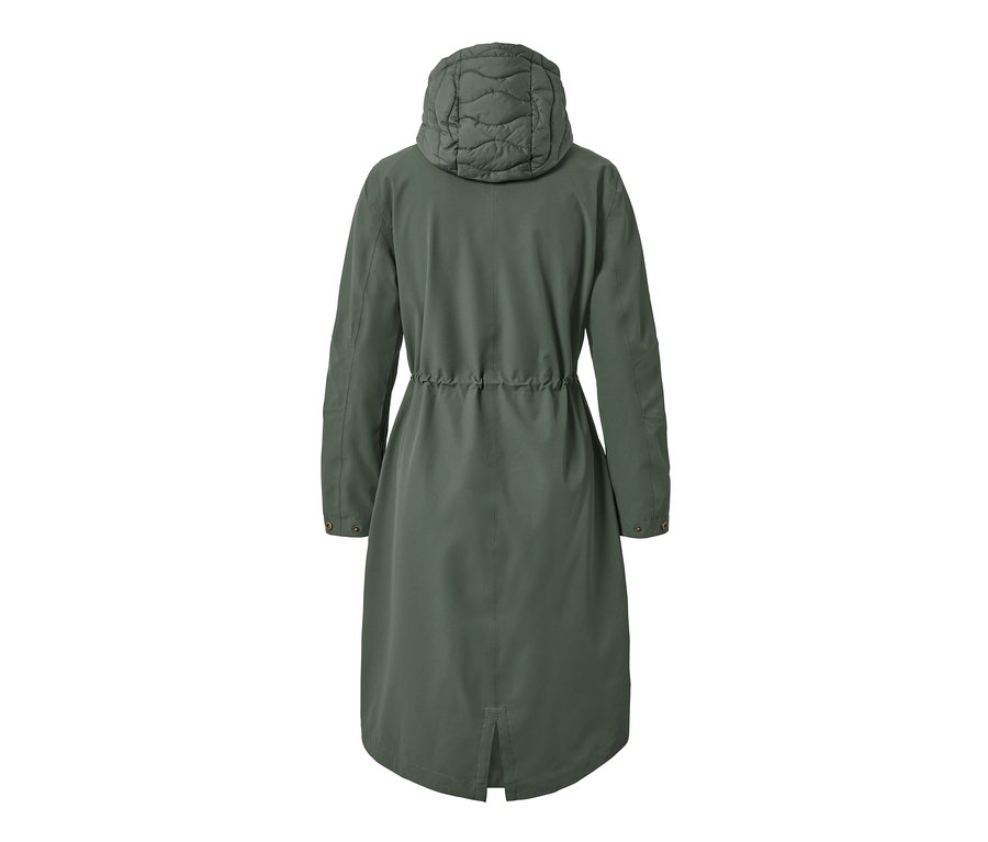 Hátulnézet egy khaki színű, kapucnis női funkcionális parka kabátról.
