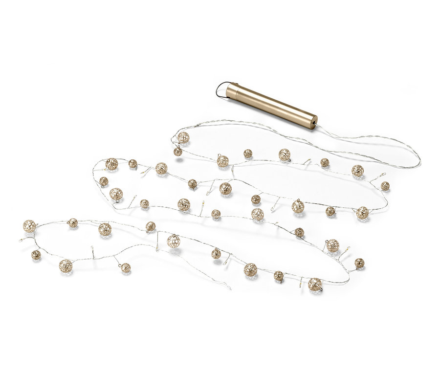 Egy LED-es gömb égősor fekszik fehér háttéren.