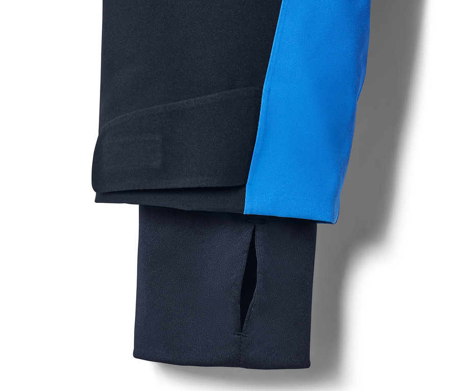 Kék férfi síkabát részlete.