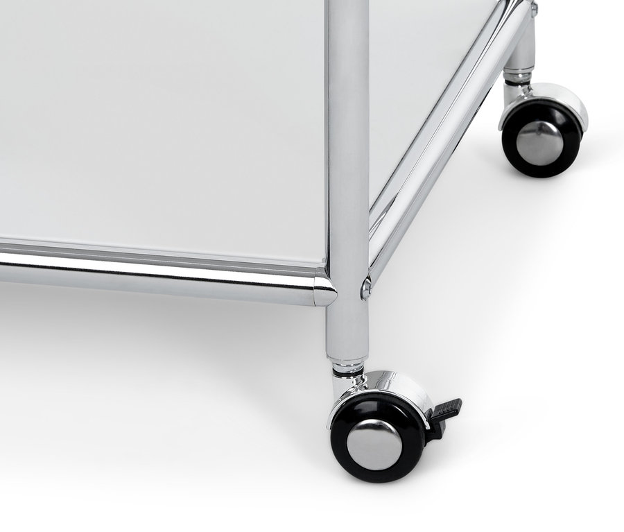 Közelkép egy fém zsúrkocsi sarkáról, kerekekkel.