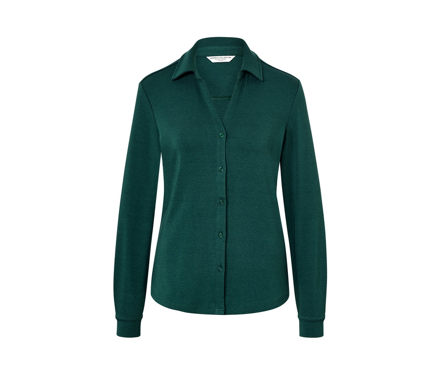 Zöld pólóblúz gomboláspánttal.