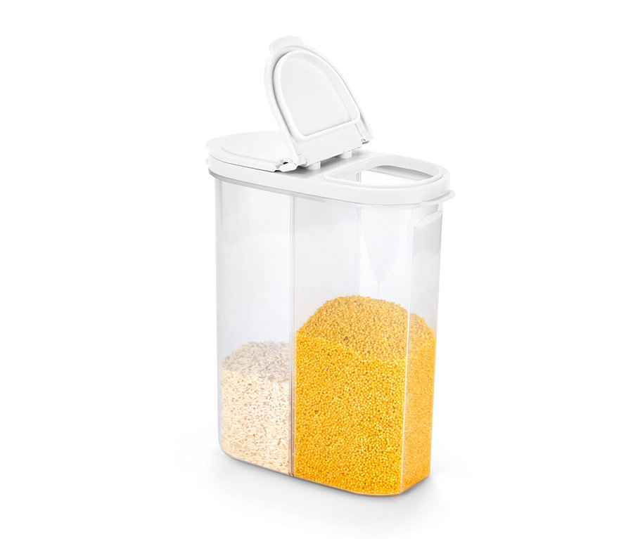 Egy átlátszó 2 az 1-ben tárolódoboz nyitott fedéllel, félig pehellyel, félig sárga tésztával töltve.