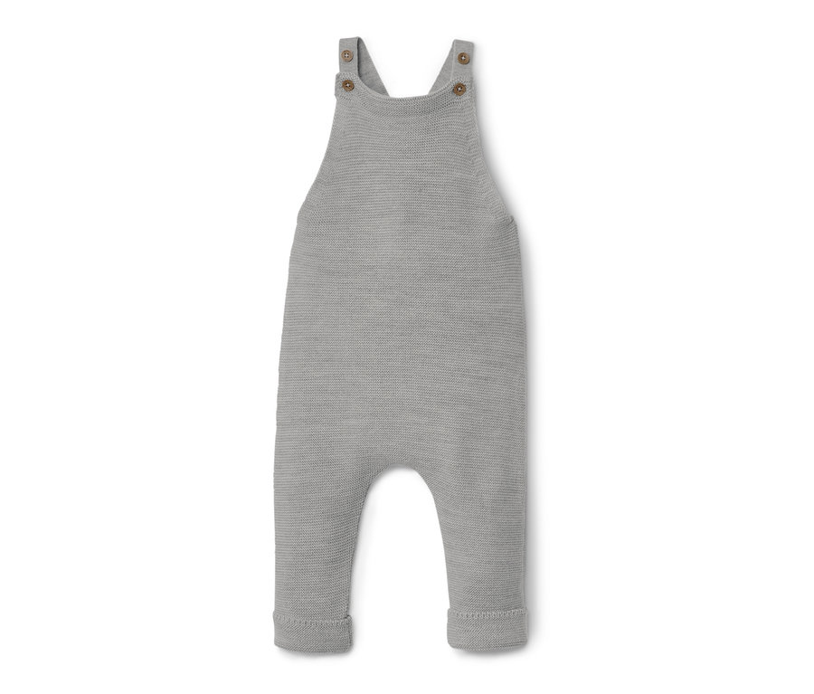 Egy szürke kisgyerek merinó kantáros nadrág fekszik egy fehér háttéren.