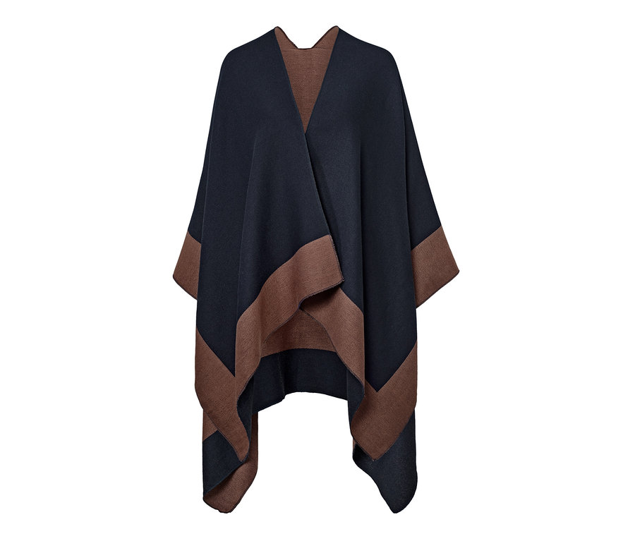 Egy sötétkék-barna kifordítható női poncsó.