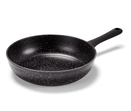 Egy fekete, 28 cm átmérőjű, kőhatású Profi serpenyő.