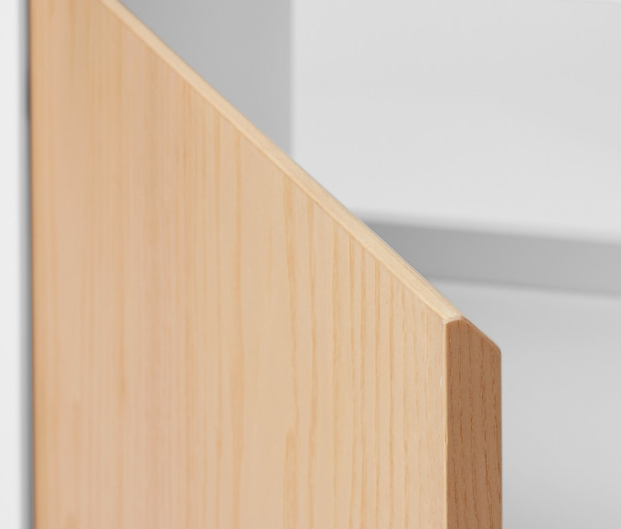 Egyajtós, fehér/fa mosdó alatti szekrény részlete.