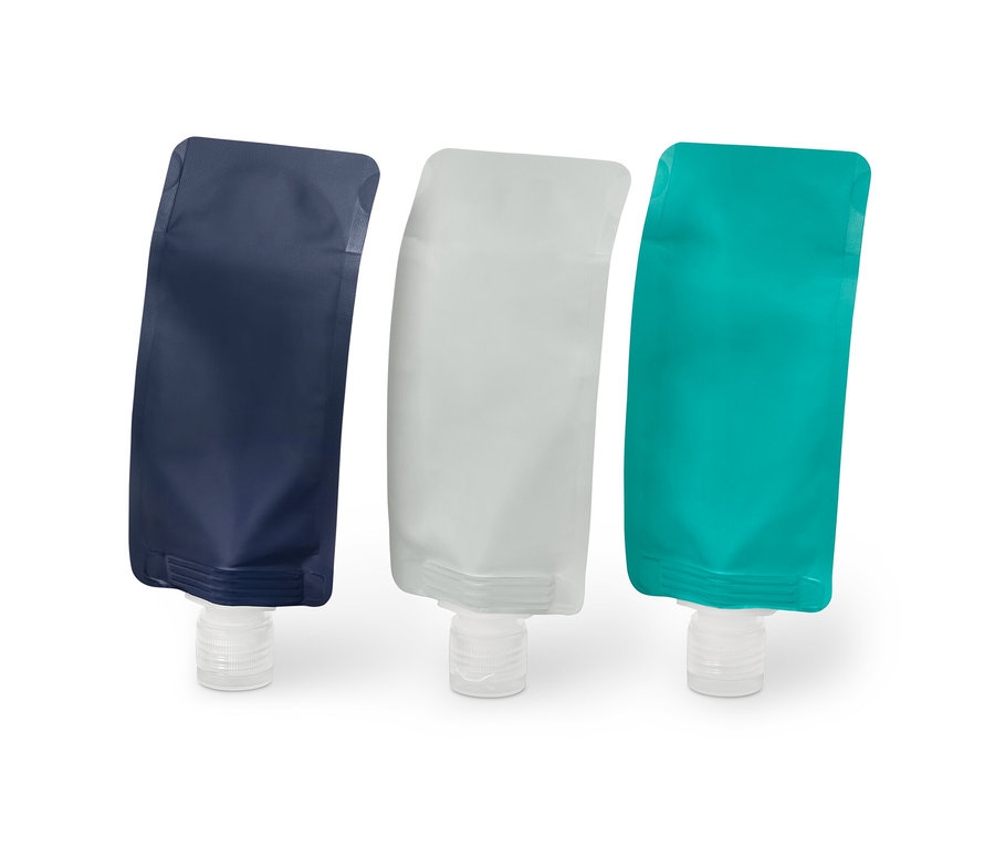 Három újratölthető utazópalack kék, szürke és türkiz színben.