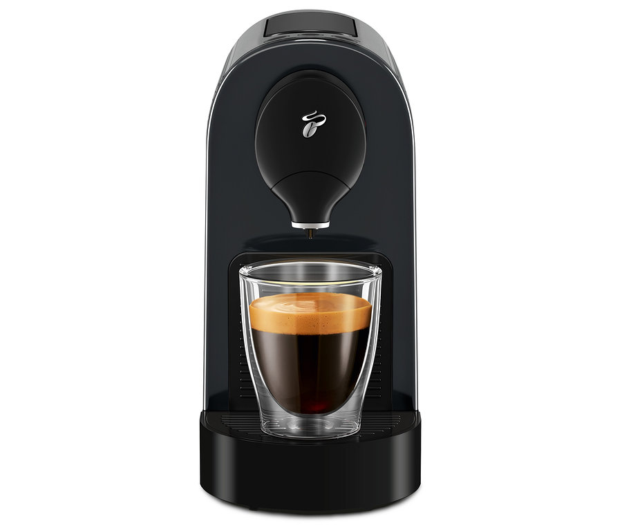 Fekete Cafissimo pure+ kávéfőző egy csésze kávéval.