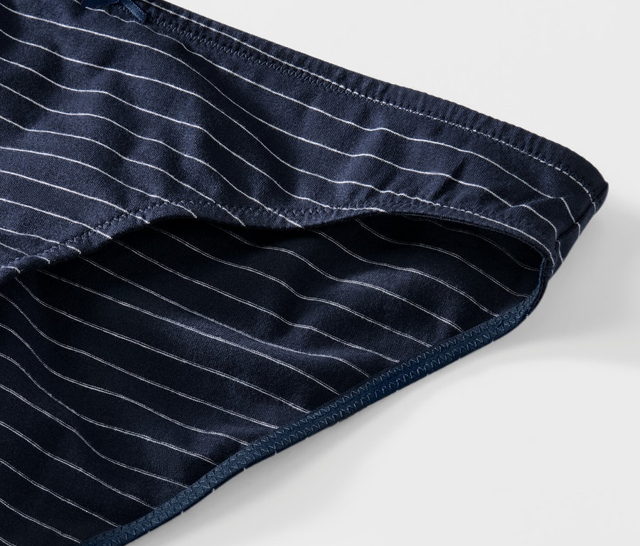 Egy női csíkos alsó részlete az 5 darabos szettből.