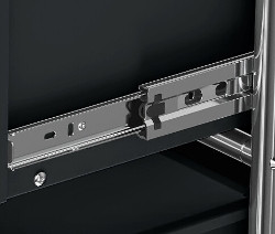 Közelkép egy fekete fémszekrény fiókjának kihúzójáról.