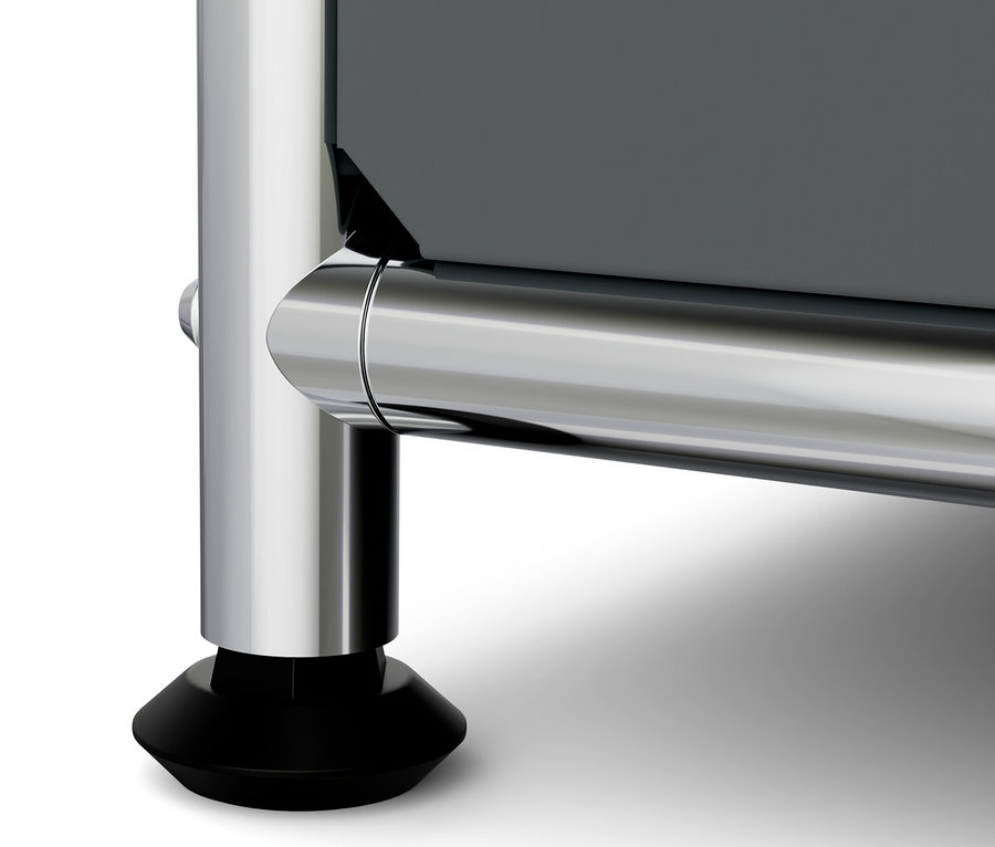 Közeli kép egy szürke »CN3« keskeny fém komód lábáról fa felső lappal.