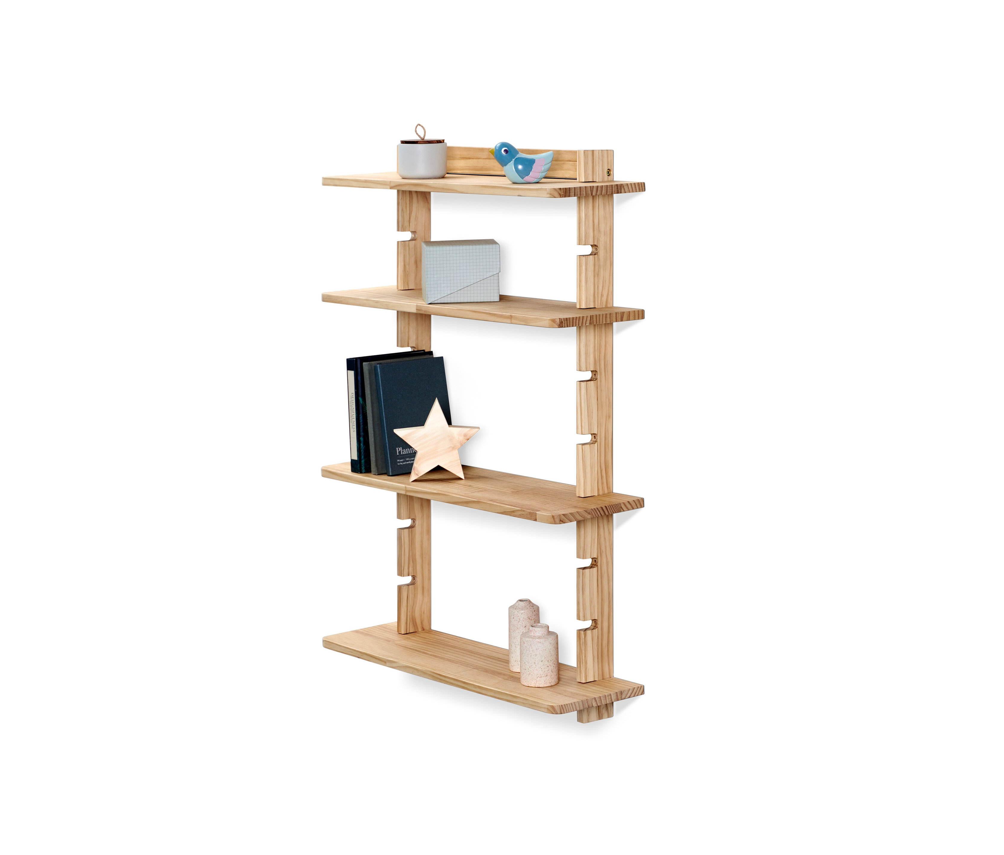 Fali polc 4 állítható magasságú polclappal, melyeken dekorációk találhatók.