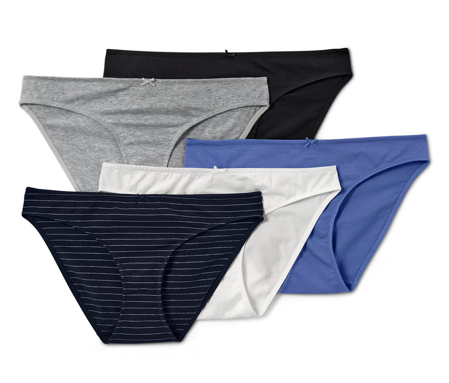 Öt különböző színű és mintázatú női alsó, köztük csíkos.