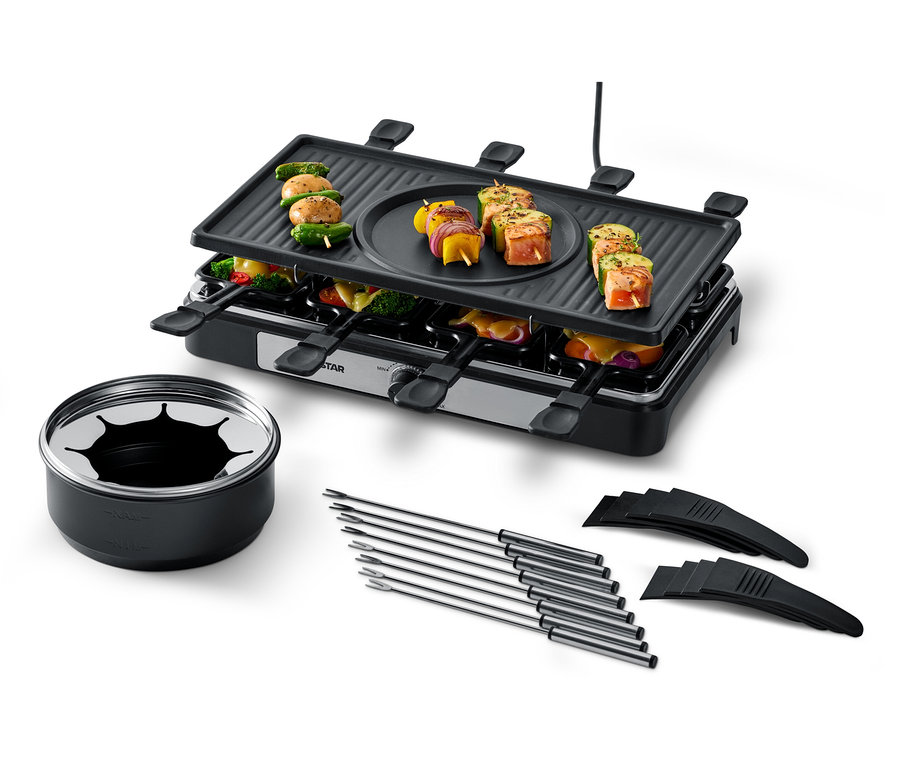 Egy 2 az 1-ben raclette és fondü készülék nyársra húzott ételekkel a grillen és a serpenyőkben.