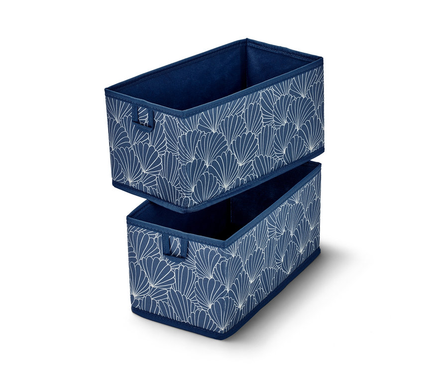 Két közepes méretű rendszereződoboz egymásra helyezve. A dobozok kékek, fehér mintával.