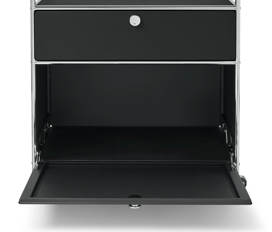 A »CN3« fém komód részlete 1 fiókkal és 1 lenyíló ajtóval, a lenyíló ajtó nyitva.