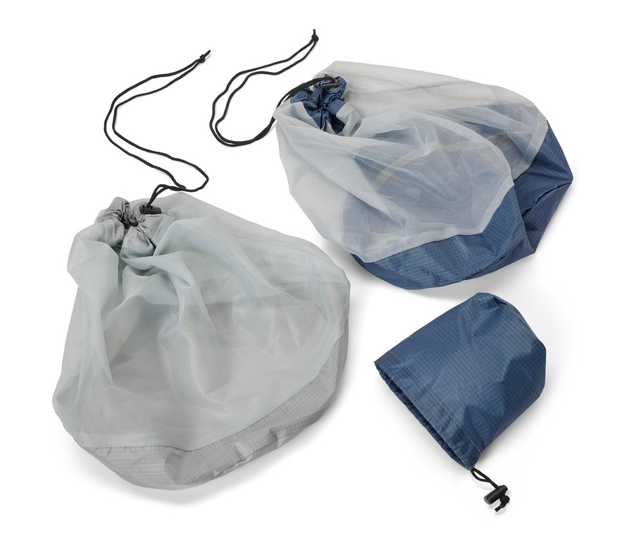 Két kültéri zsák hálós anyagból és egy feltekert zsák.