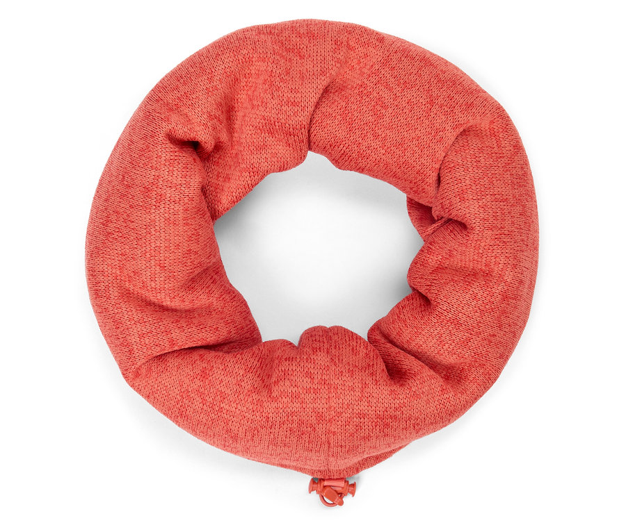 Egy lazacszínű nyakmelegítő részlete fehér háttéren.
