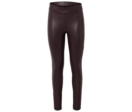 Barna műbőr leggings fehér háttér előtt.