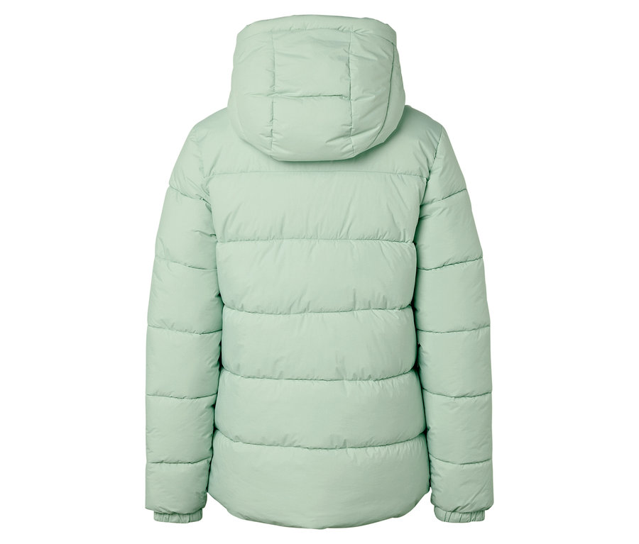 Hátulnézet egy világoszöld, steppelt, kapucnis kabátról.