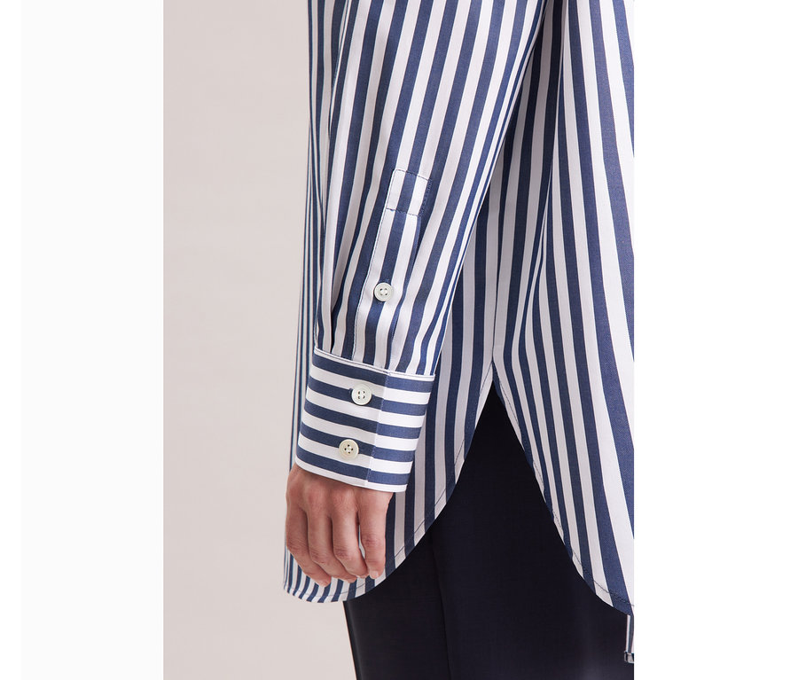 Egy csíkos Seidensticker túlméretes hosszú ingblúzt viselő személy részletes nézete.