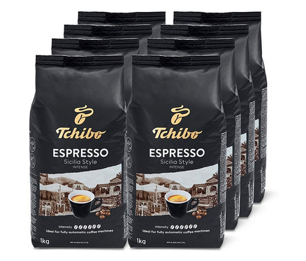 Egymás mögé helyezve nyolc darab 1 kg-os Tchibo Espresso Sicilia Style szemes kávé csomag.