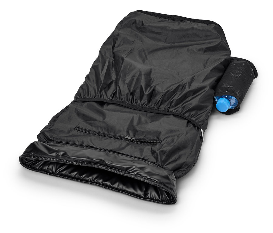 Egy fekete lábzsák egy vizes palackkal a palacktartóban.