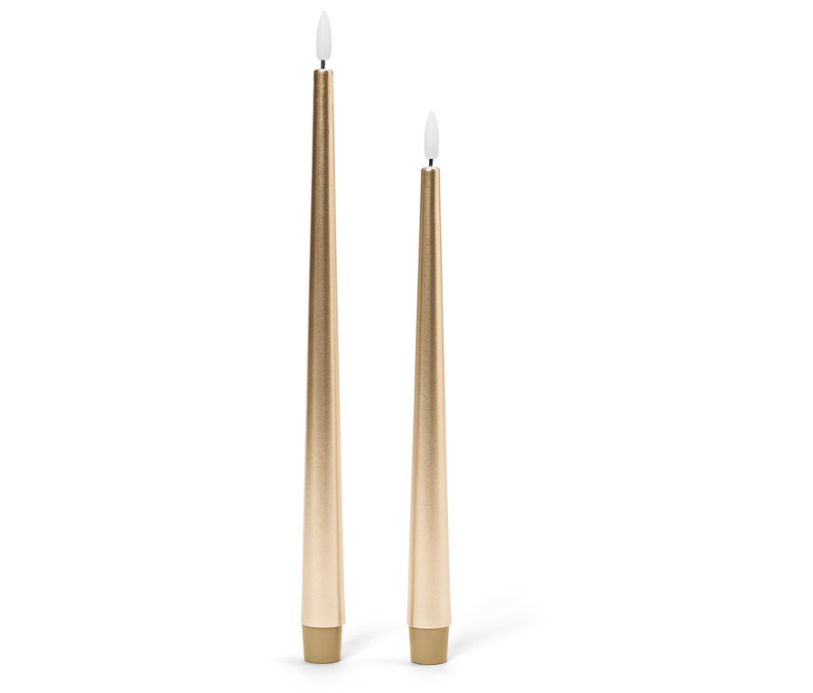 Két különböző magasságú, arany színű, kúpos gyertya fehér lánggal.