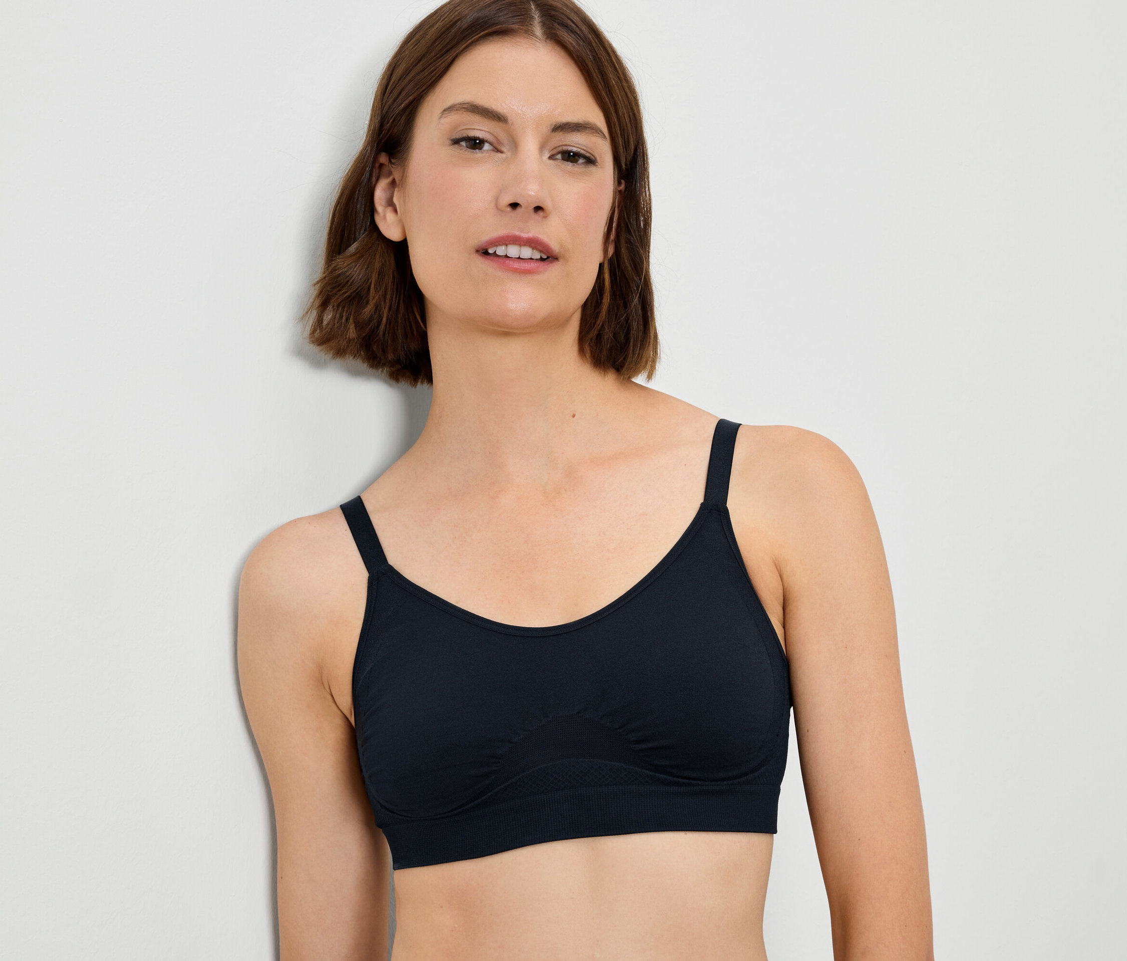Nő visel egy fekete melltartót.