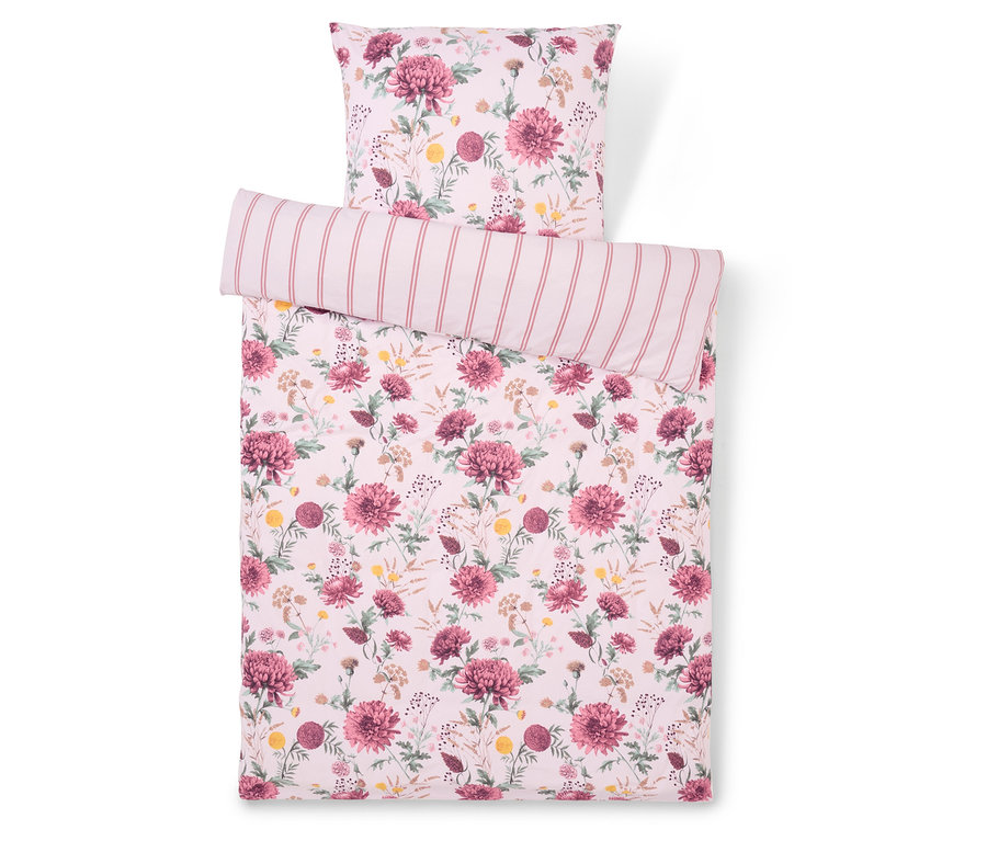 Ágynemű virágmintával és csíkos párnával.