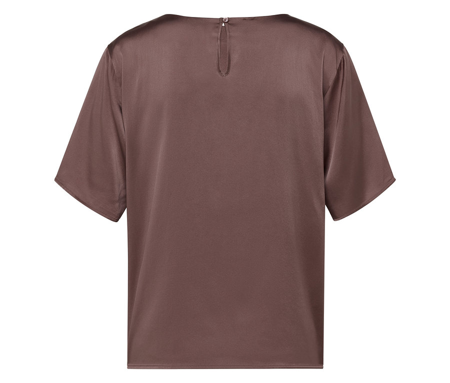 Egy barna, rövid ujjú szatén felső részlete.