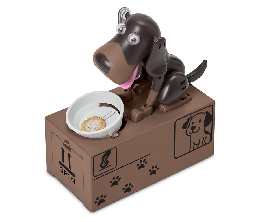 Barna mechanikus kutya játékpénzt takarít meg egy tálban.