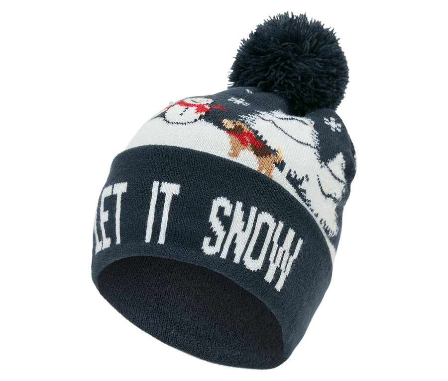 Egy sötétkék kötött sapka részlete bojttal, LET IT SNOW felirattal és hóember mintákkal.