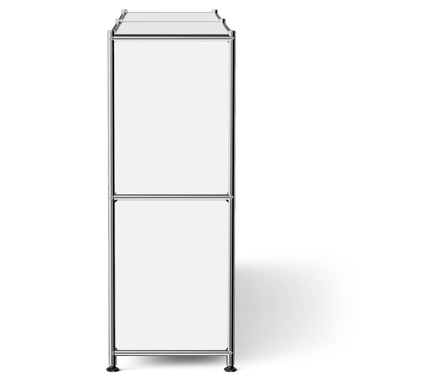 Fehér, moduláris tárolórendszer króm vázzal és két polccal.