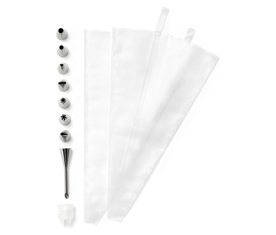 Tortadíszítő készlet több fémcsúccsal és habzsákokkal.