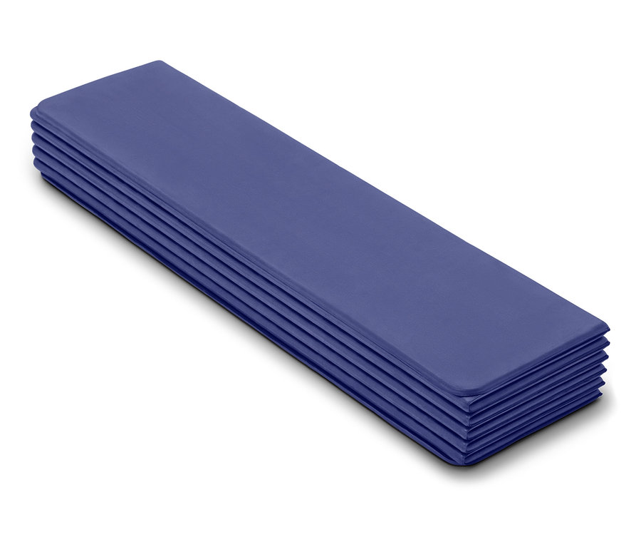 Halom lila szalvéta fehér háttérrel.