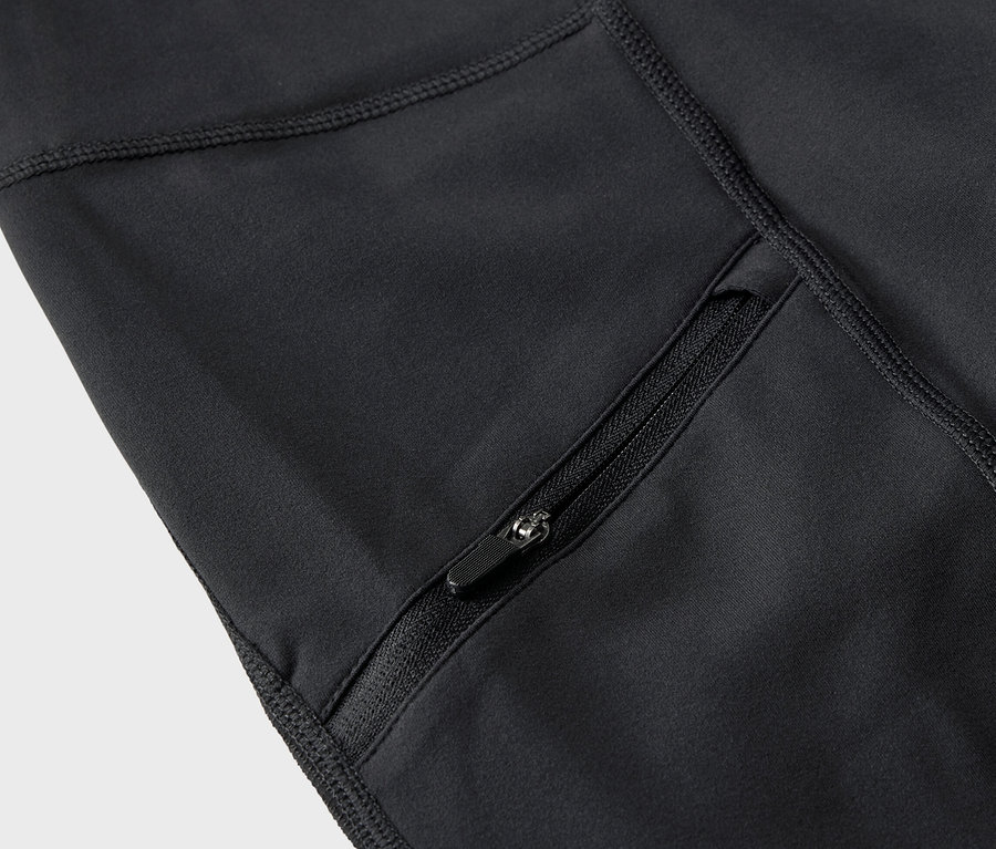 Egy fekete, 3/4-es túranadrág részlete cipzáras zsebbel.